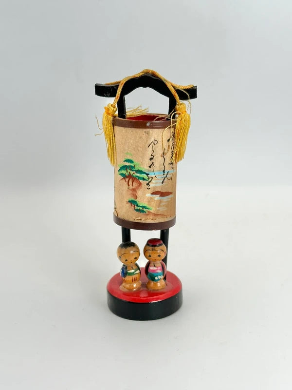K10100 - Jouet folklorique de lanterne kokeshi omiayge vintage