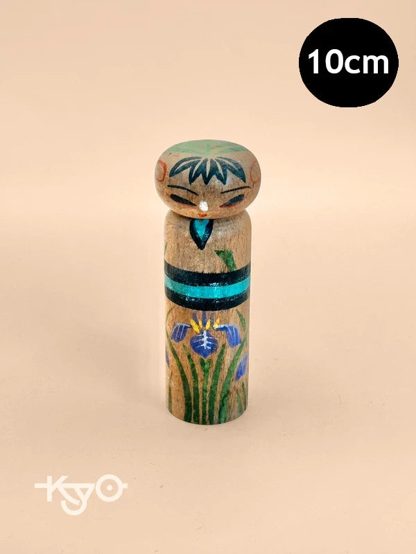 K10141 - Poupée Sosaku Kokeshi avec motif fleur d'iris