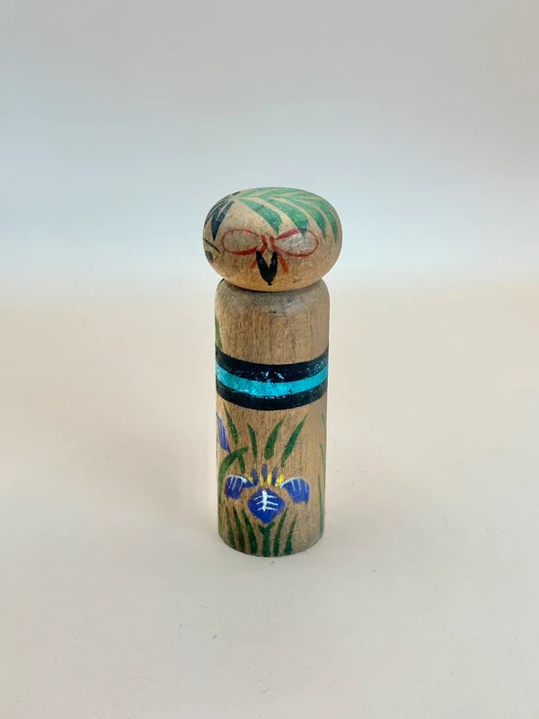 K10141 - Poupée Sosaku Kokeshi avec motif fleur d'iris