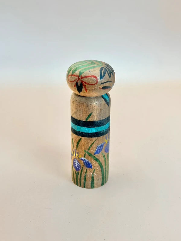 K10141 - Poupée Sosaku Kokeshi avec motif fleur d'iris