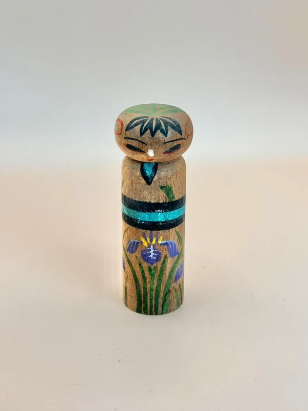 K10141 - Poupée Sosaku Kokeshi avec motif fleur d'iris