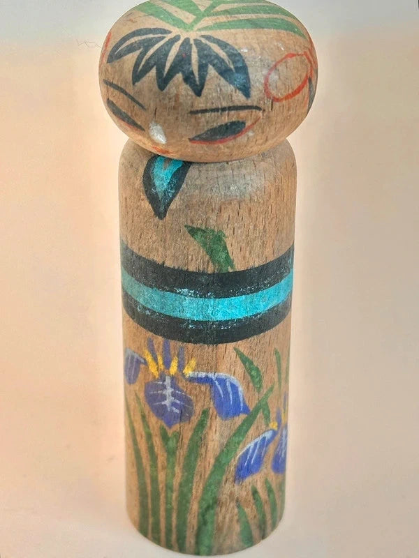 K10141 - Poupée Sosaku Kokeshi avec motif fleur d'iris