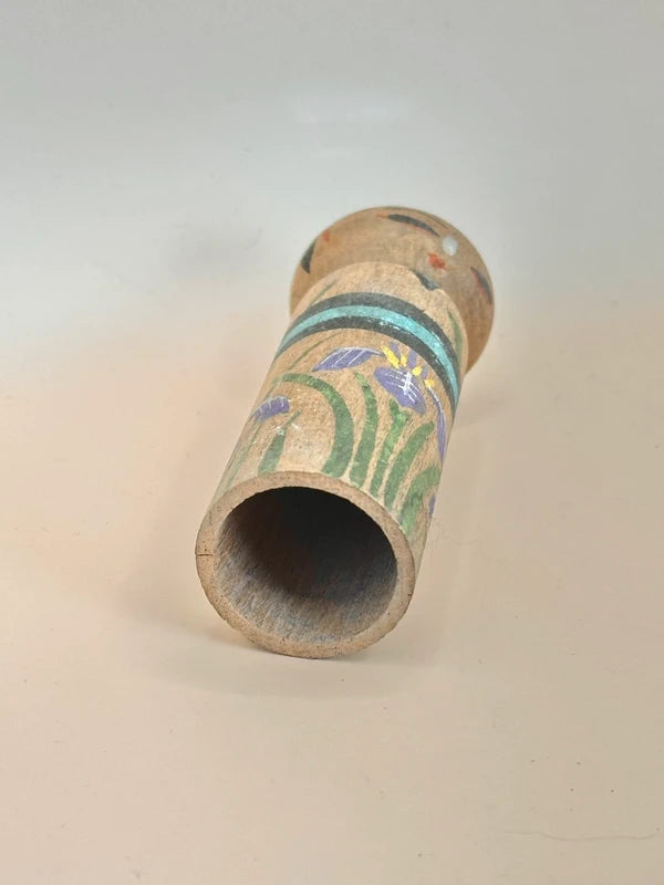 K10141 - Poupée Sosaku Kokeshi avec motif fleur d'iris