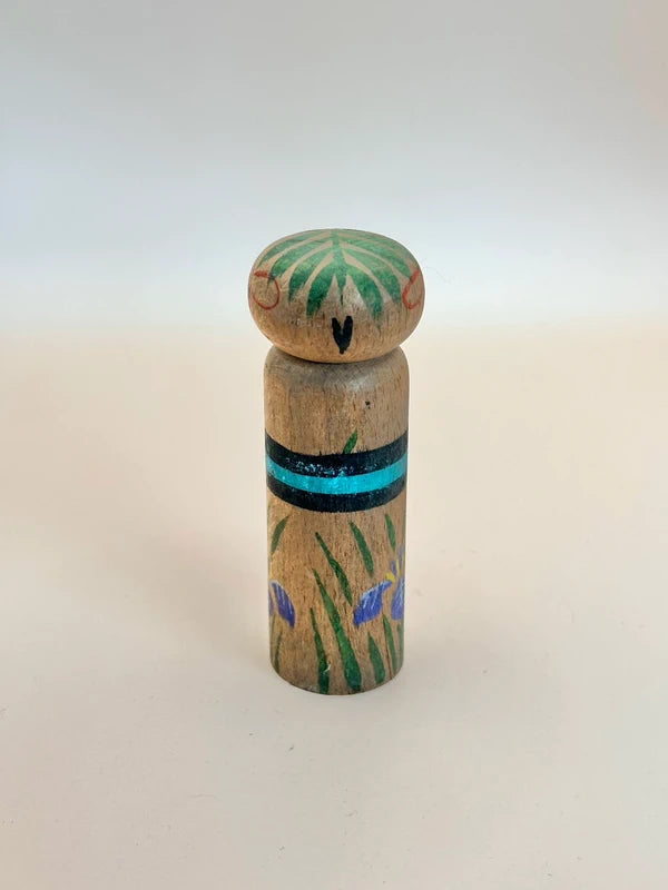 K10141 - Poupée Sosaku Kokeshi avec motif fleur d'iris