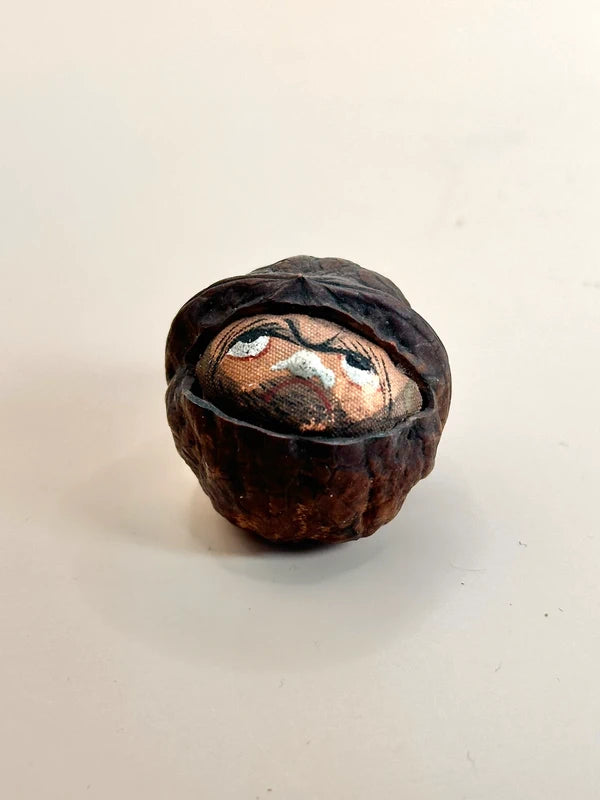 FT160 - Netsuke Daruma en forme de noyer sculpté