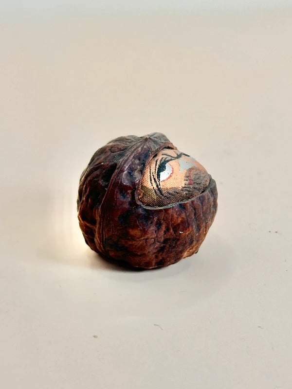 FT160 - Netsuke Daruma en forme de noyer sculpté