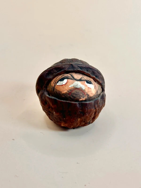 FT160 - Netsuke Daruma en forme de noyer sculpté