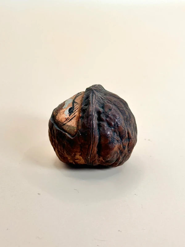 FT160 - Netsuke Daruma en forme de noyer sculpté
