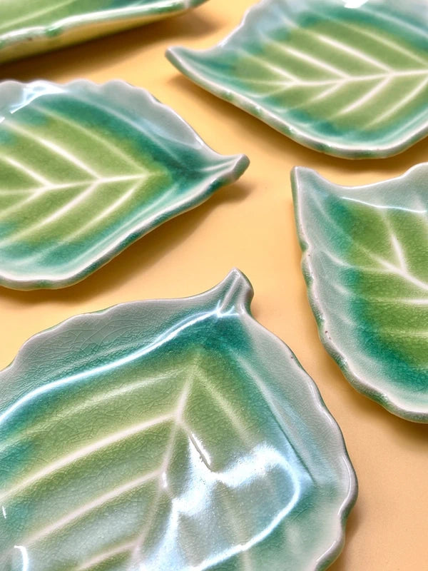TB17 - Vintage leaf-shaped Oribe-yaki dishes