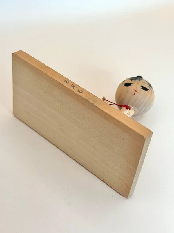 FT195 - Poupée Kokeshi Omiyage – Ibuki-yama