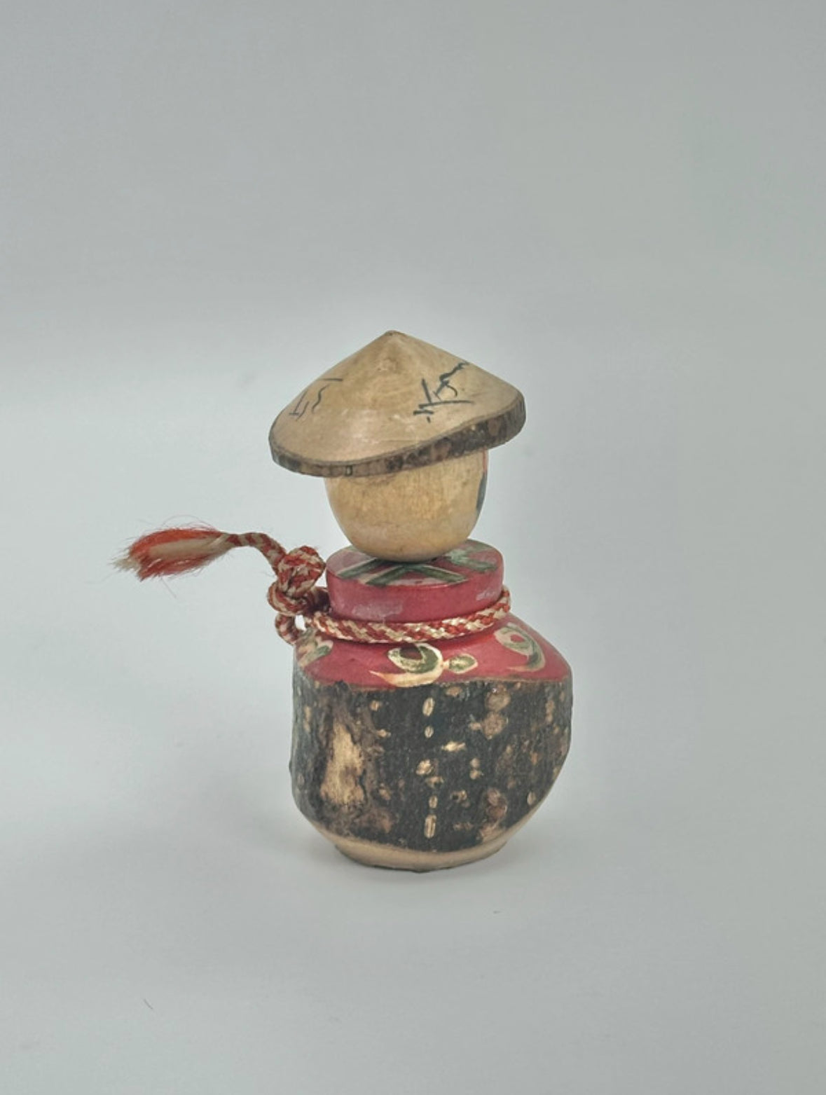 K15012 - Poupée Kokeshi à tête branlante avec chapeau – Corps en pot de saké