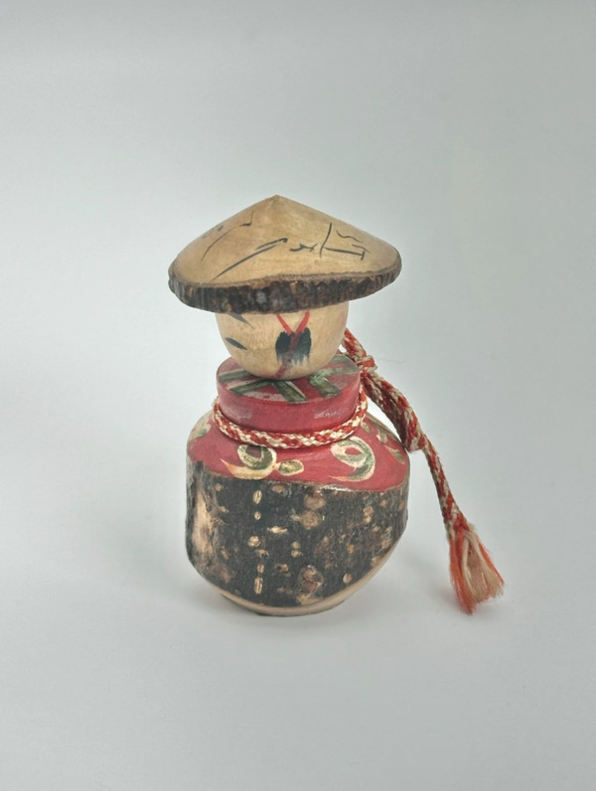 K15012 - Poupée Kokeshi à tête branlante avec chapeau – Corps en pot de saké