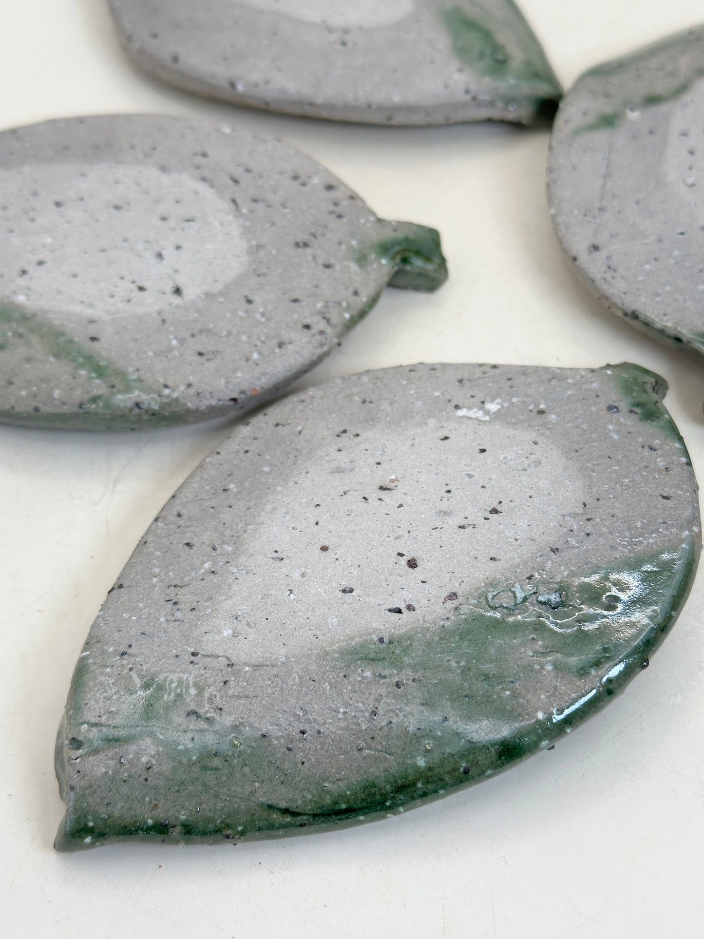 TB279 - Karatsu-yaki style leaf-shaped plates 唐津焼