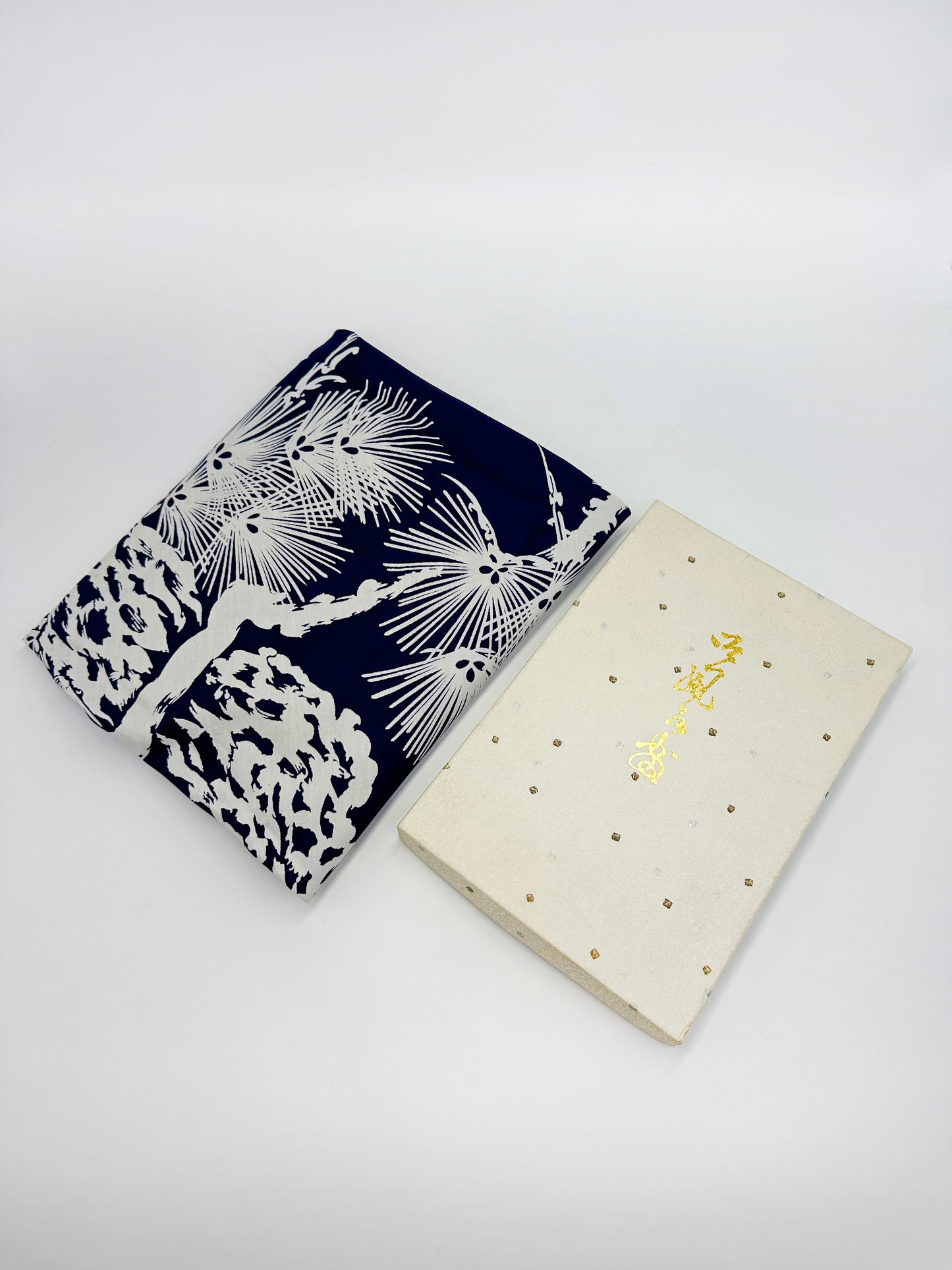 FA16 - Furoshiki Tissu Pin Matsu 松