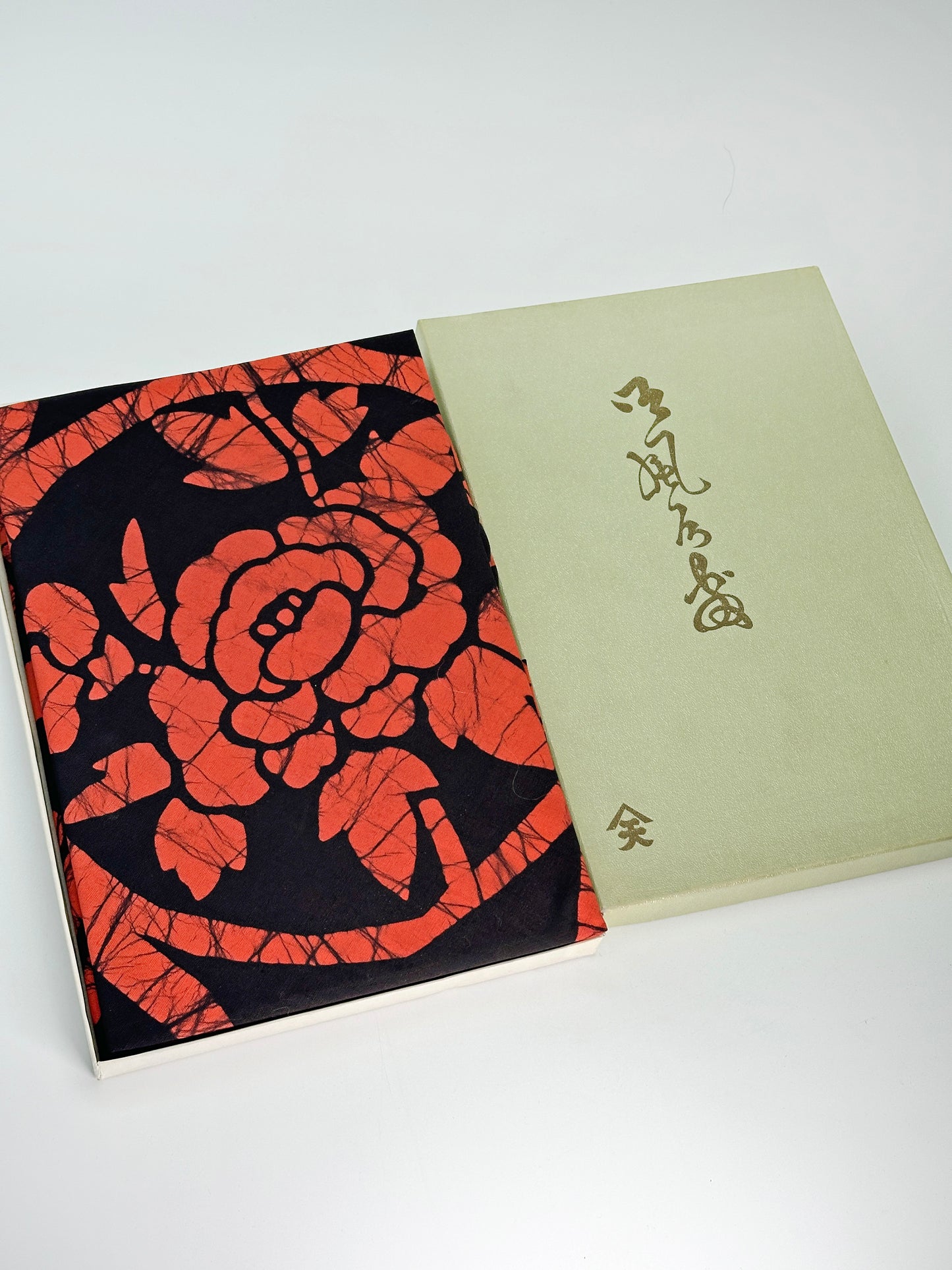 FA28 - Tissu Furoshiki Rōketsu-zome ろうけつ染め