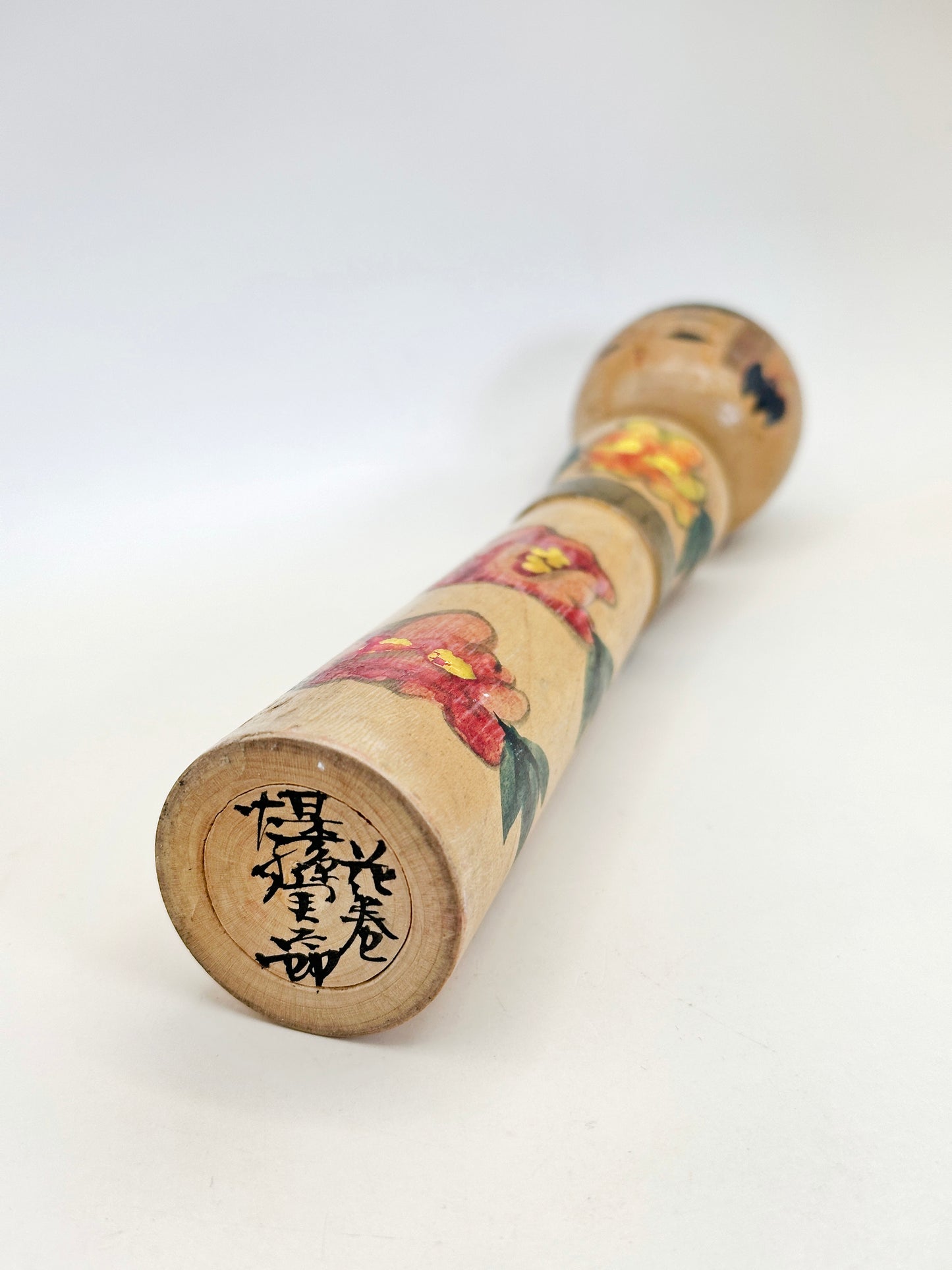 K18128 - Kokeshi traditionnel Nanbu par Susumago Jitsutaro 煤孫実太郎