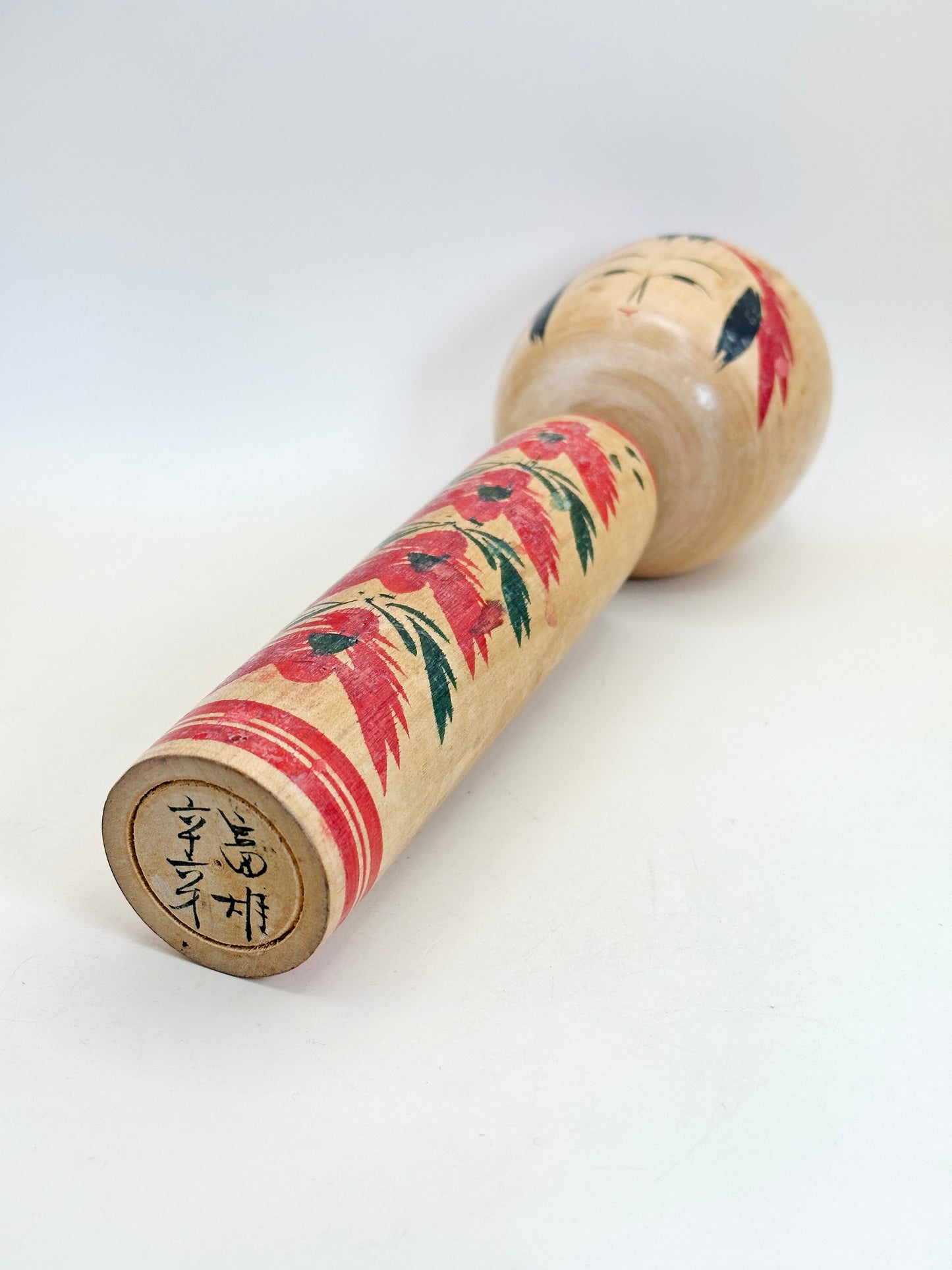 K25102 - Togatta Kokeshi par Tomio Sato
