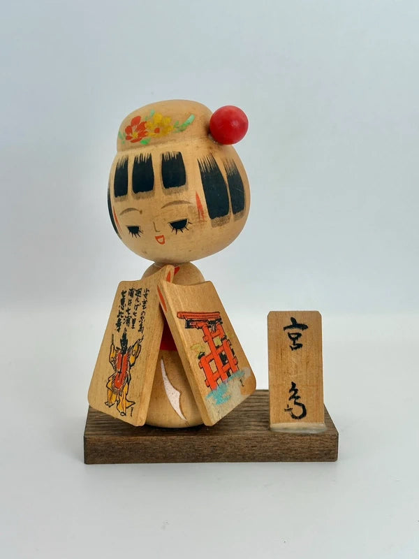 K15054 - Kokeshi Sosaku de Miyajima 宮島