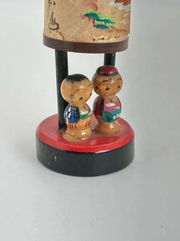 K10100 - Jouet folklorique de lanterne kokeshi omiayge vintage