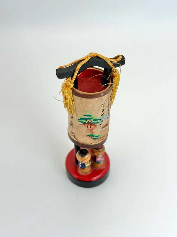 K10100 - Jouet folklorique de lanterne kokeshi omiayge vintage