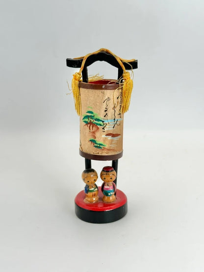 K10100 - Jouet folklorique de lanterne kokeshi omiayge vintage