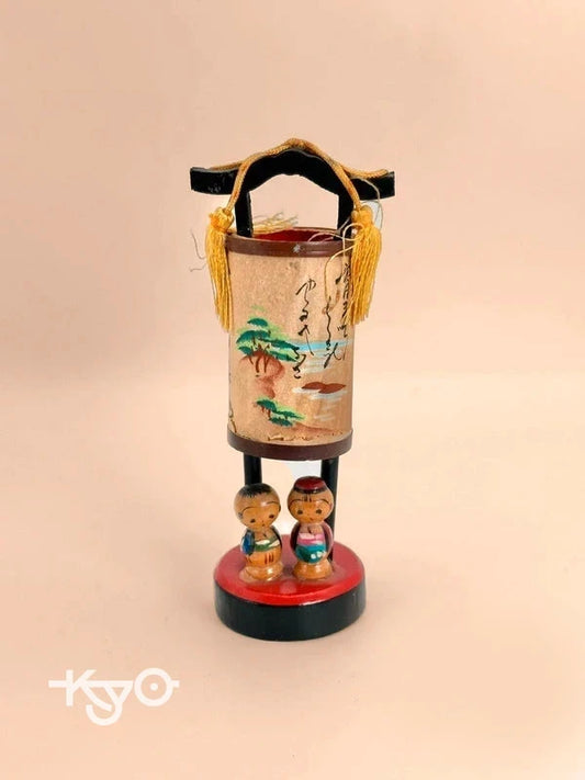 K10100 - Jouet folklorique de lanterne kokeshi omiayge vintage