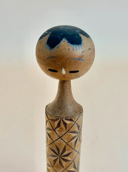 K10133 - Sōsaku Kokeshi avec un design inspiré de Kumiko