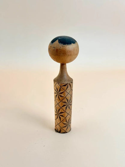 K10133 - Sōsaku Kokeshi avec un design inspiré de Kumiko
