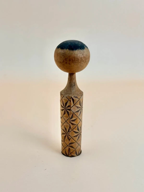 K10133 - Sōsaku Kokeshi avec un design inspiré de Kumiko