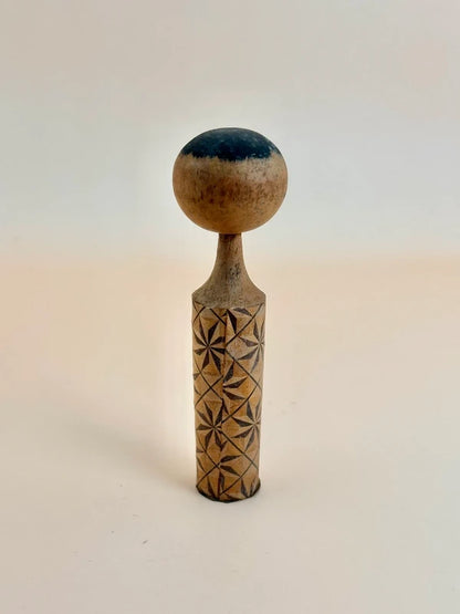 K10133 - Sōsaku Kokeshi avec un design inspiré de Kumiko