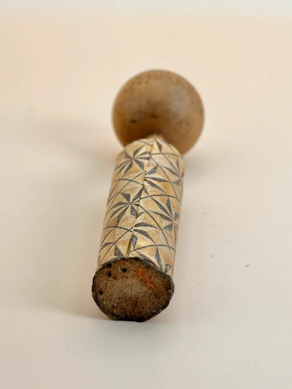 K10133 - Sōsaku Kokeshi avec un design inspiré de Kumiko