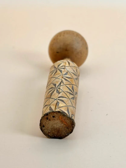 K10133 - Sōsaku Kokeshi avec un design inspiré de Kumiko