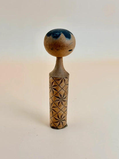 K10133 - Sōsaku Kokeshi avec un design inspiré de Kumiko