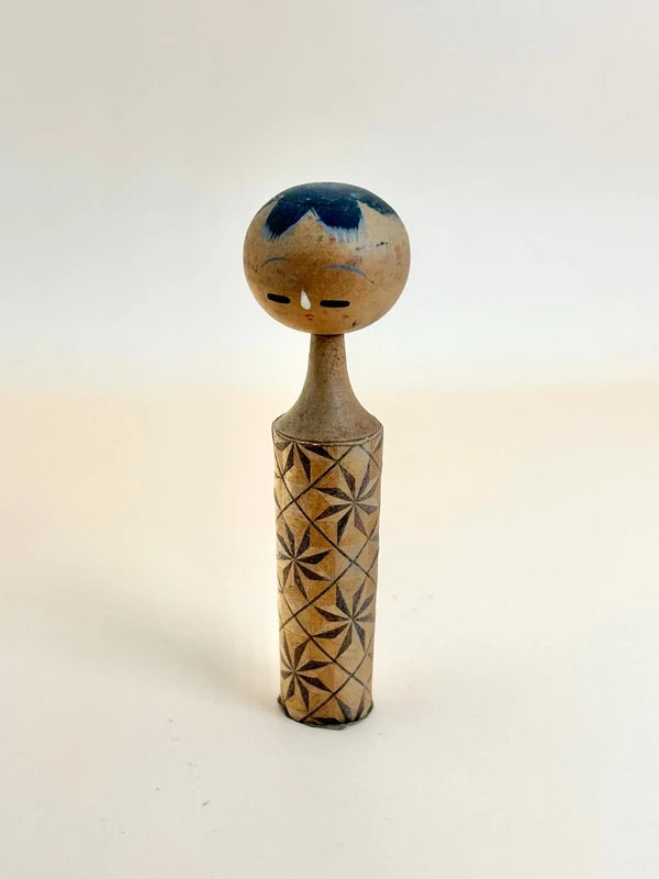 K10133 - Sōsaku Kokeshi avec un design inspiré de Kumiko