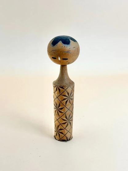 K10133 - Sōsaku Kokeshi avec un design inspiré de Kumiko