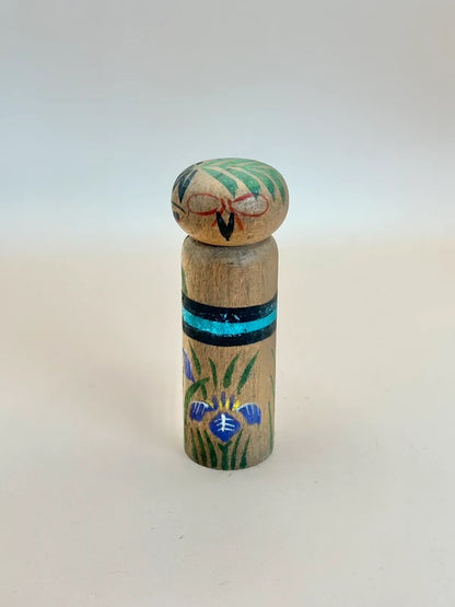 K10141 - Poupée Sosaku Kokeshi avec motif fleur d'iris