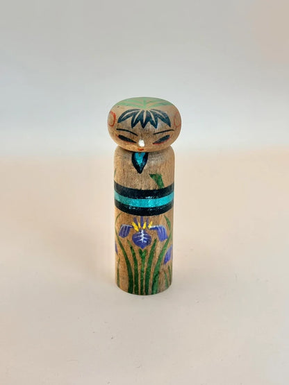 K10141 - Poupée Sosaku Kokeshi avec motif fleur d'iris
