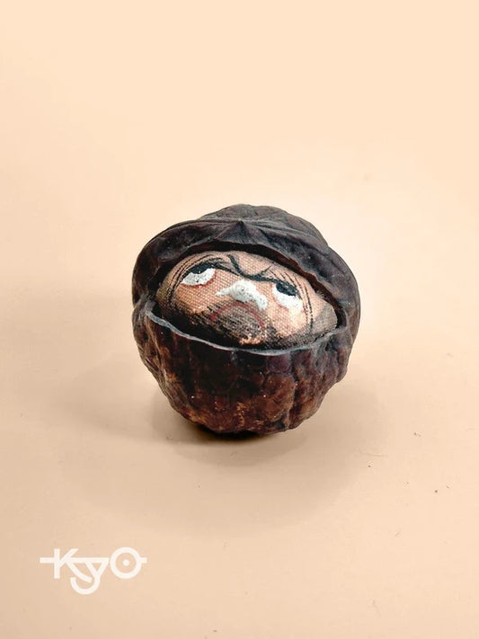 FT160 - Netsuke Daruma en forme de noyer sculpté