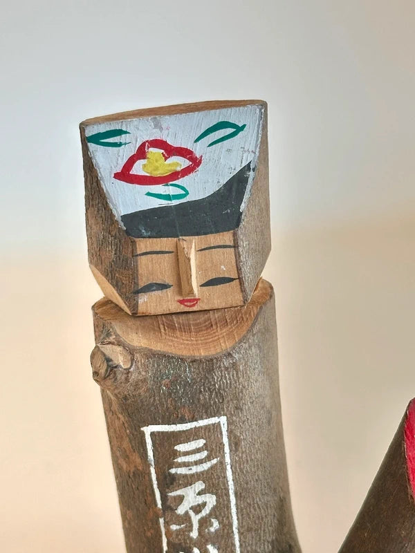 K10129 - Izu Ōshima Anko Kokeshi – Bois de camélia 伊豆大島
