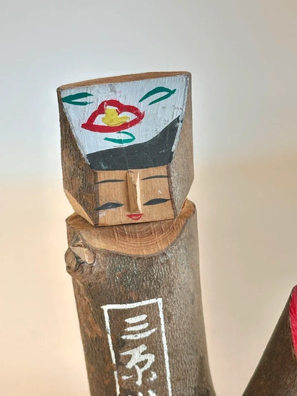 K10129 - Izu Ōshima Anko Kokeshi – Bois de camélia 伊豆大島