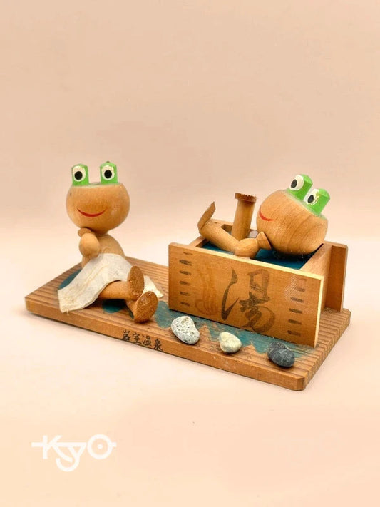 FT29 - Grenouille dans Onsen kokeshi Iwamuro Onsen 岩室温泉
