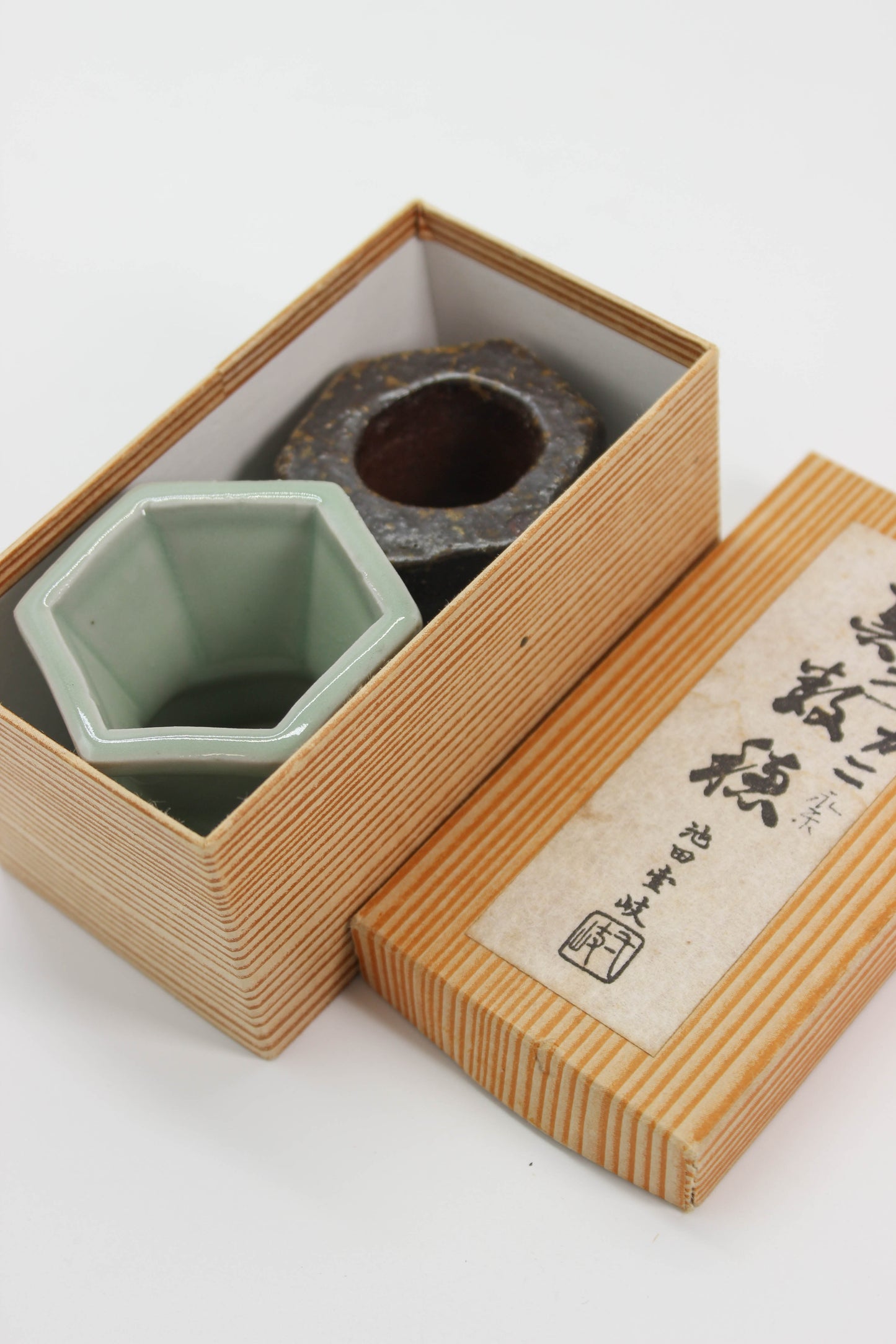 TC117 - Set of Futaoki Celadon Bizen蓋置