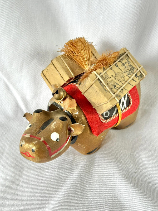 FT46 - Jouet folklorique vache Akabeko en or