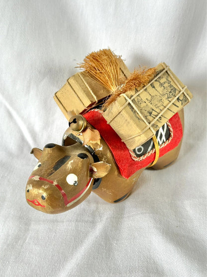 FT46 - Jouet folklorique vache Akabeko en or