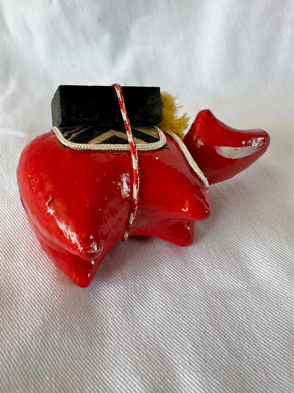 FT47 - Jouet folklorique vache Akabeko en rouge