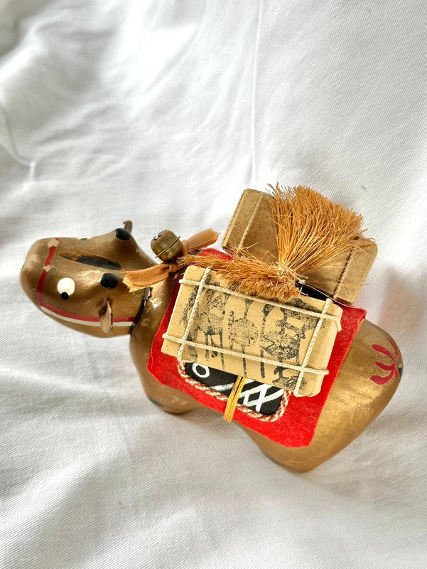FT46 - Jouet folklorique vache Akabeko en or