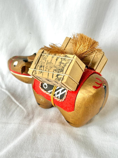 FT46 - Jouet folklorique vache Akabeko en or