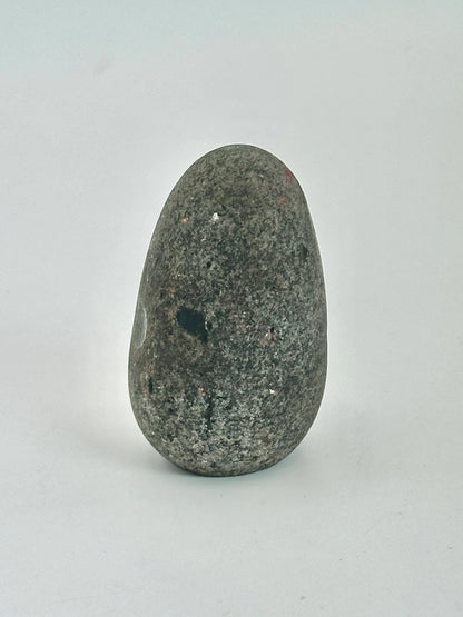FT134 - Hand crafted stone Daruma Doll 那智黒石
