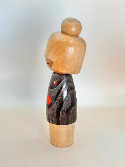 K20050 - Sosaku kokeshi by Usaburō Okamoto 岡本卯三郎