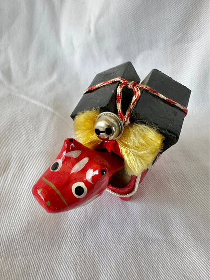 FT47 - Jouet folklorique vache Akabeko en rouge